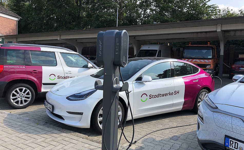 Aufnahme eines Elektroautos mit dem Stadtwerke-SH Logo beim Aufladen