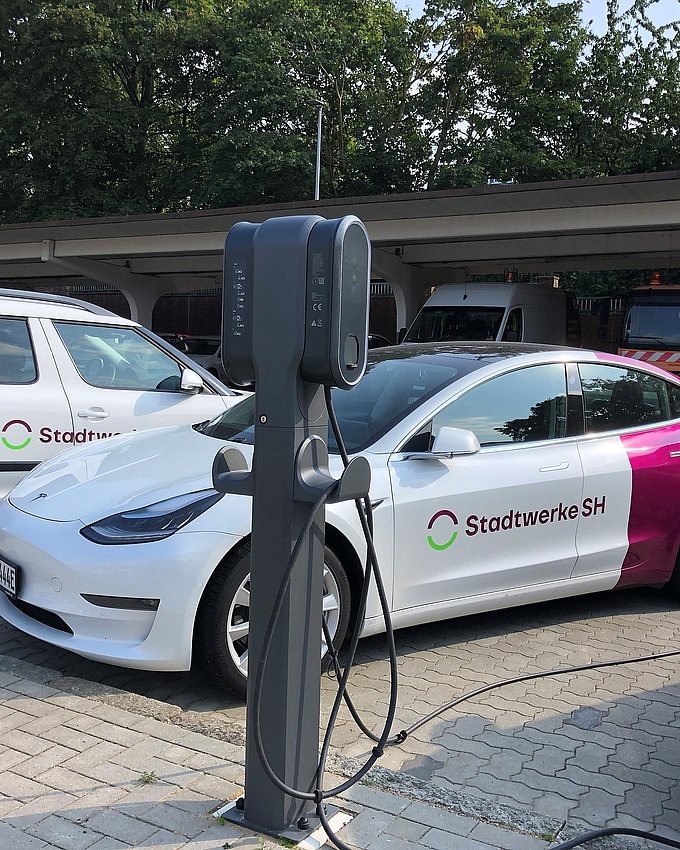 Aufnahme eines Elektroautos mit dem Stadtwerke-SH Logo beim Aufladen