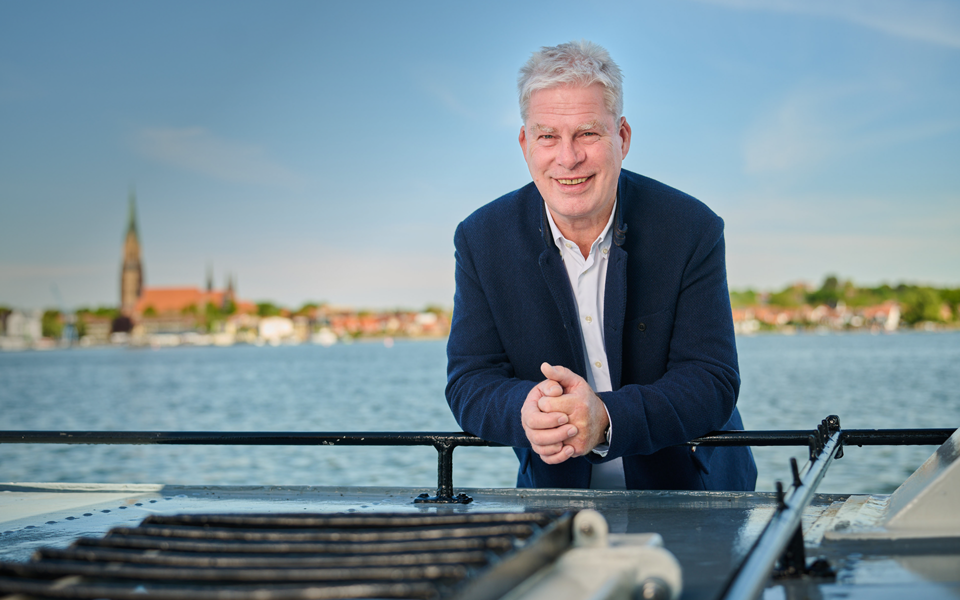 Wolfgang Schoofs angelehnt an die Reling auf einem Boot