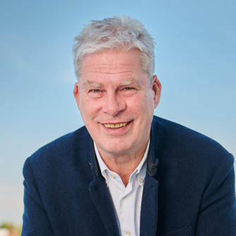Wolfgang Schoofs angelehnt an die Reling auf einem Boot