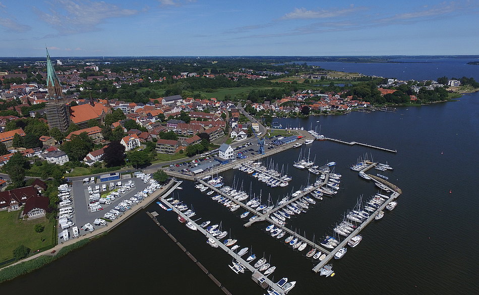 Luftaufnahme vom Stadthafen in Schleswig
