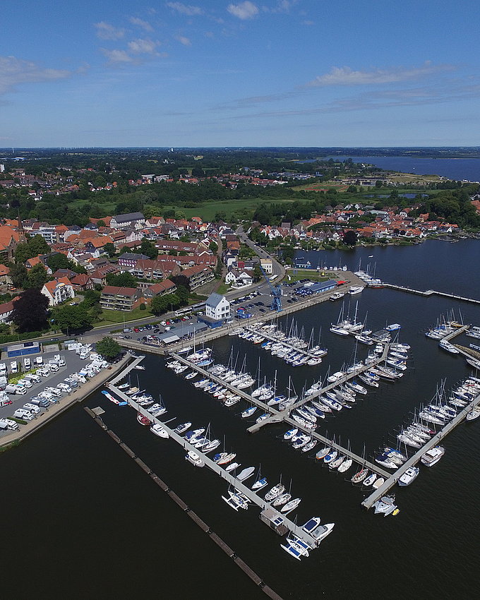 Luftaufnahme vom Stadthafen in Schleswig